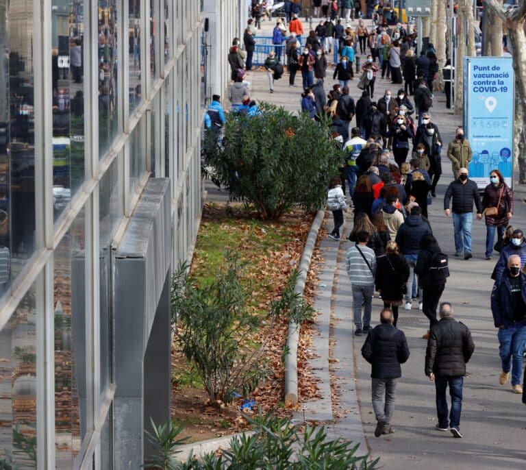 España suma 94.000 nuevos casos pero la incidencia empieza a descender