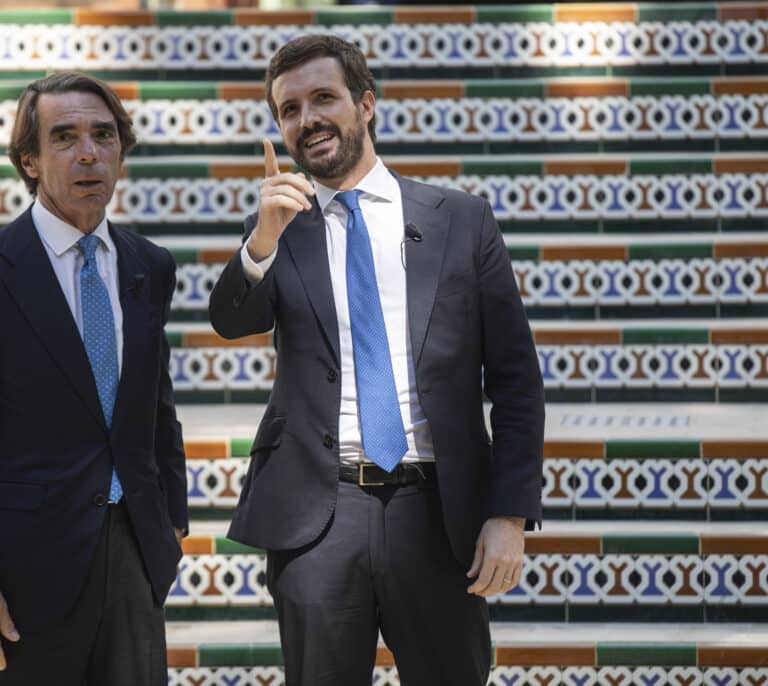 Casado trata de zanjar la polémica con Aznar y defiende su proyecto en el PP