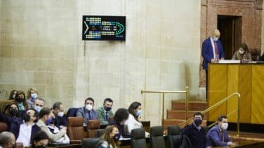 El PP se acerca a la mayoría absoluta en Andalucía pero aún necesitaría la abstención de Vox, según la encuesta de El Mundo