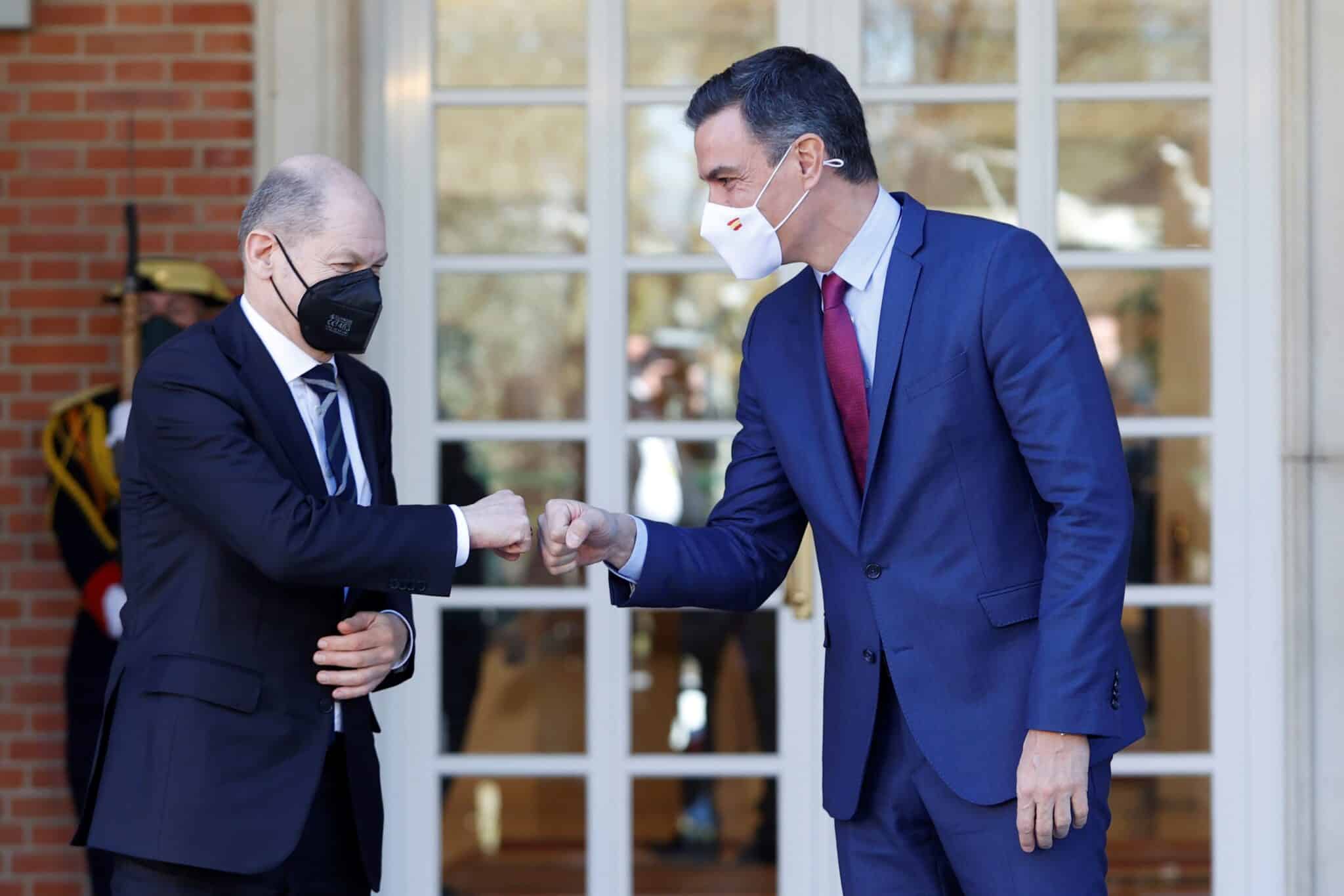 Olaf Scholz, canciller de Alemania, y Pedro Sánchez, presidente del Gobierno español, se saludan en Moncloa
