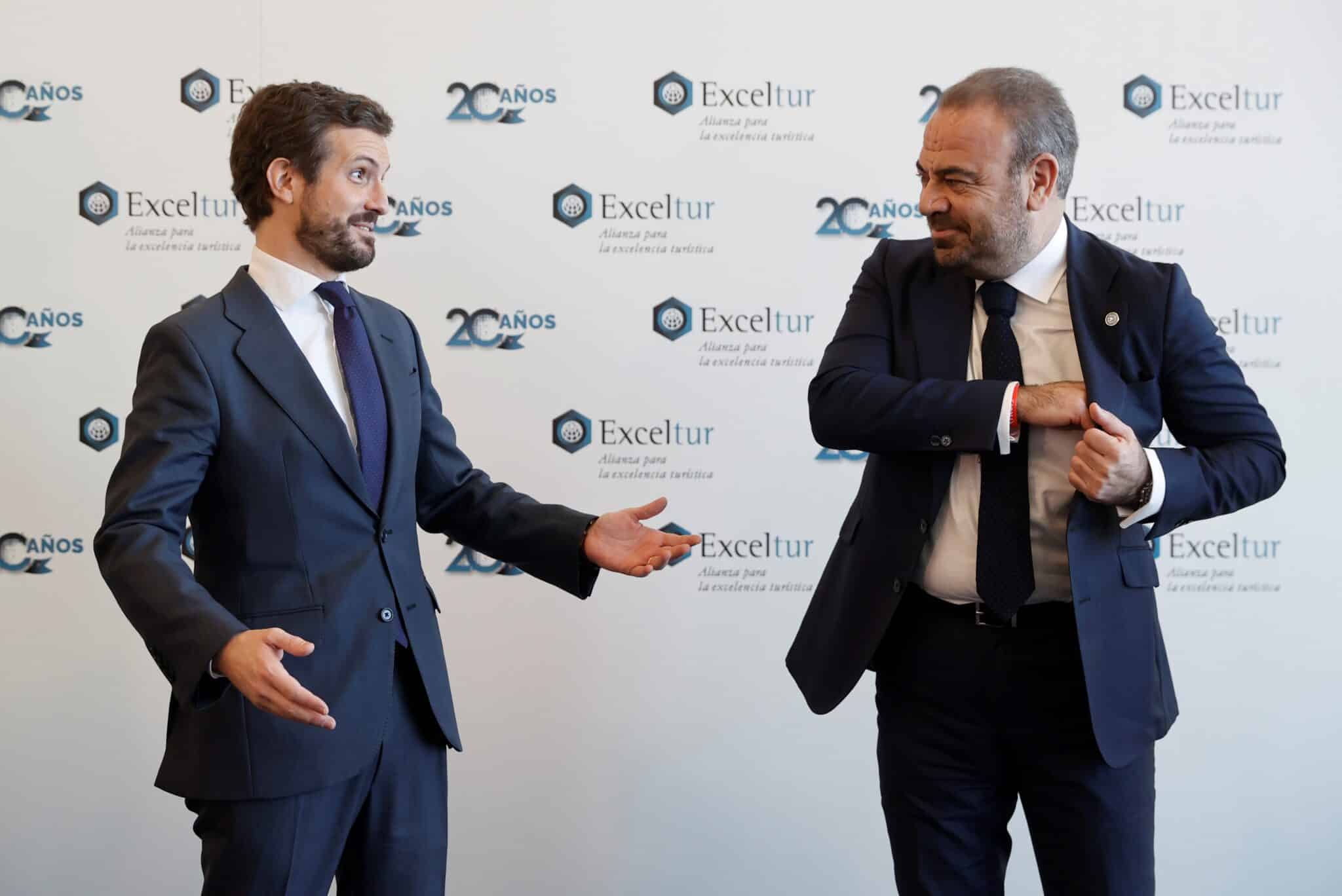 El presidente de Exceltur, Gabriel Escarrer (d) junto con el presidente del Partido Popular, Pablo Casado.