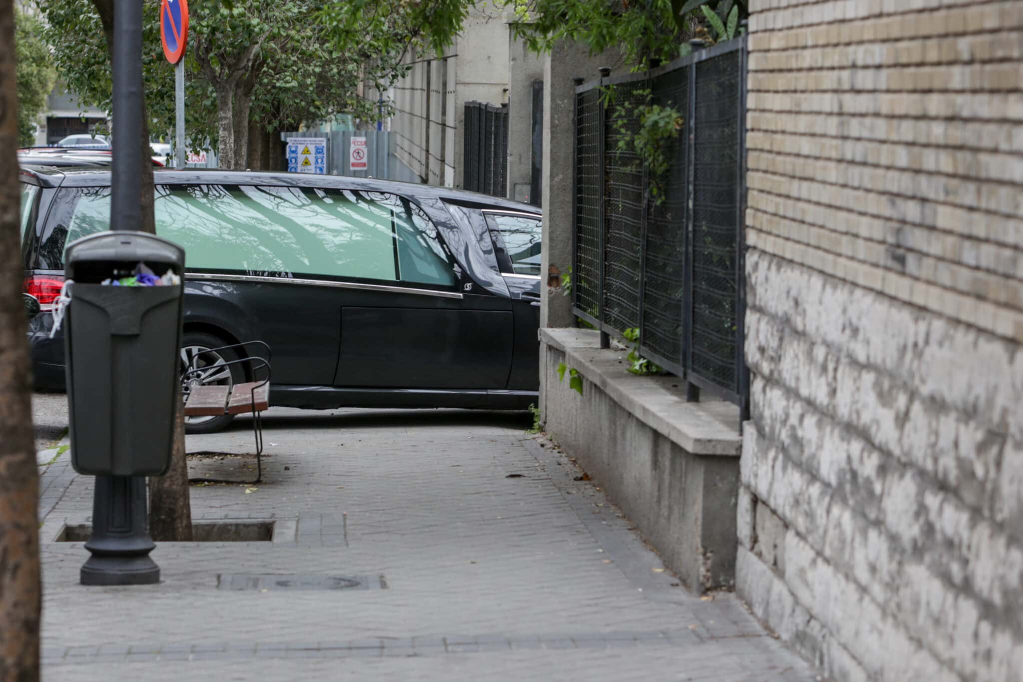 Un coche fúnebre entra en el Hospital Gregorio Marañón de Madrid