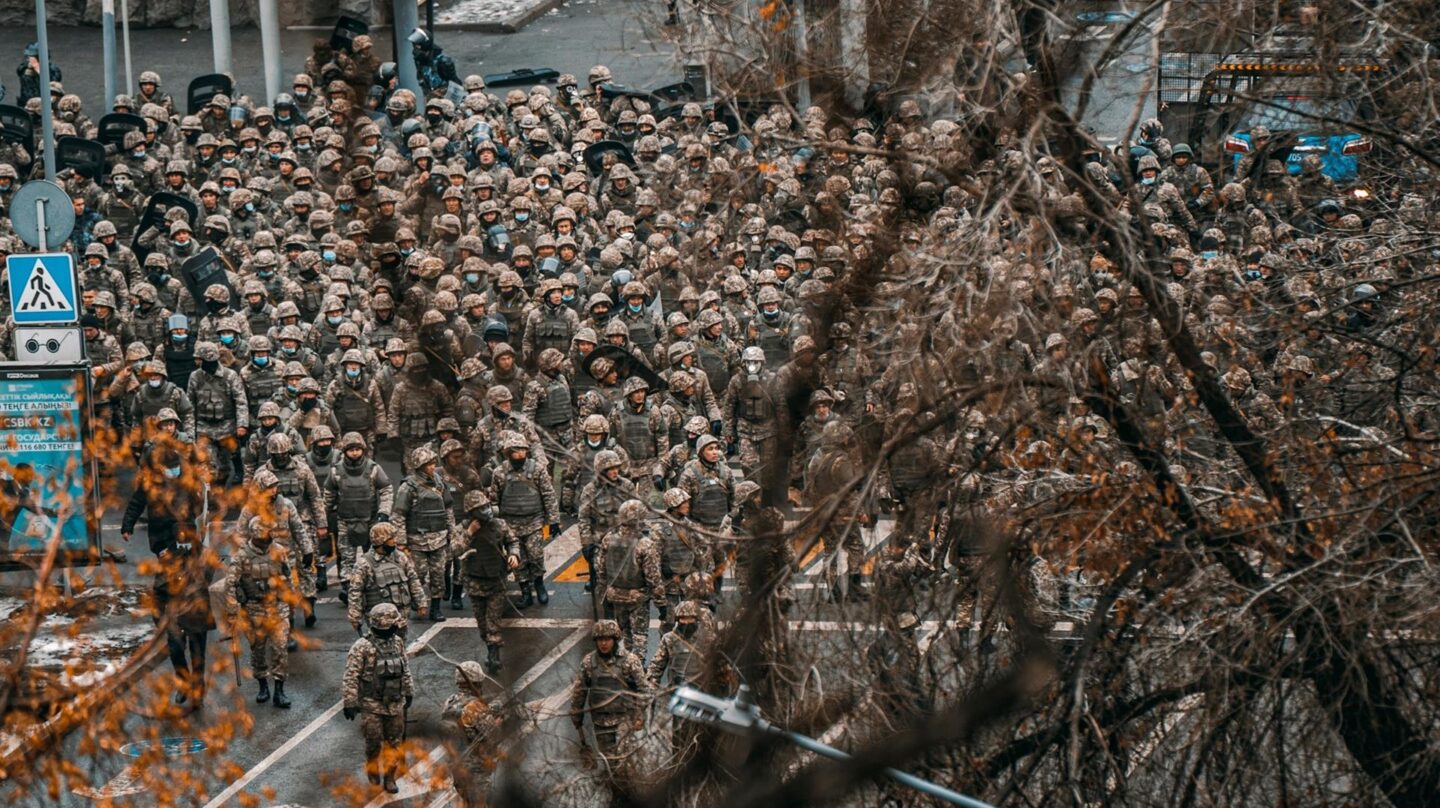 Militares kazajos reprimen las protestas en Almaty.