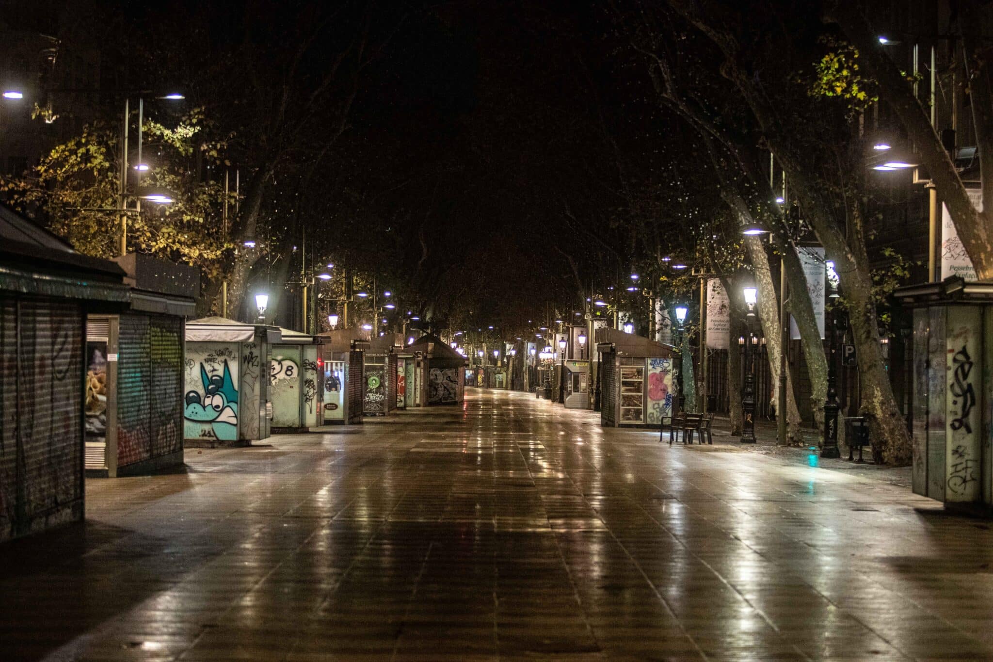 La Rambla vacías después del toque de queda en la Barcelona el 24 de diciembre de 2021