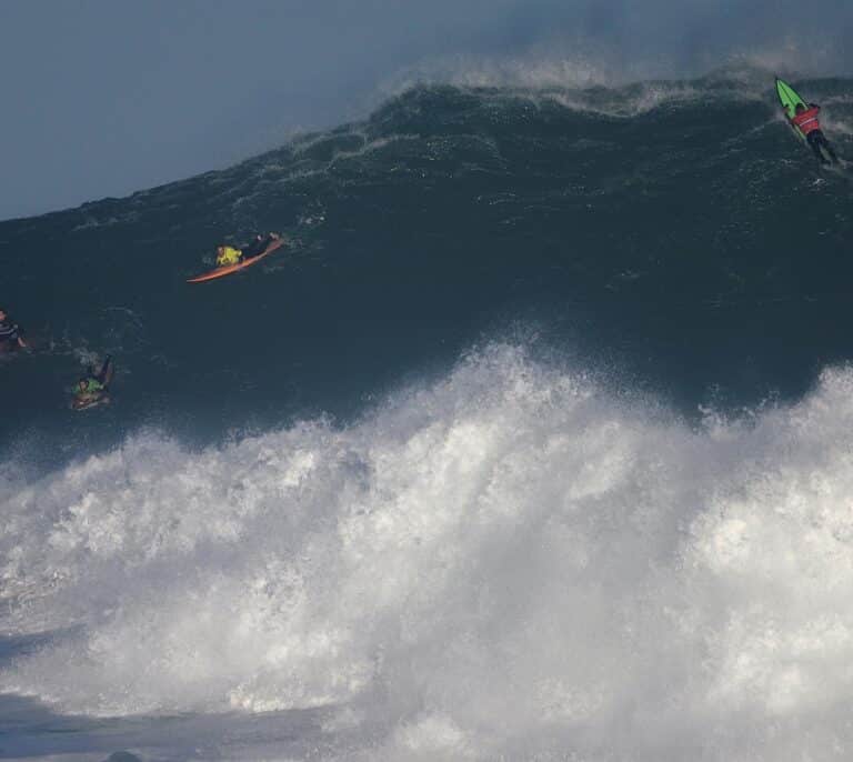 Surfeando olas gigantes en Santander
