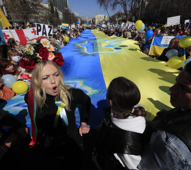 Miles de personas se manifiestan en España contra Putin y en apoyo a Ucrania