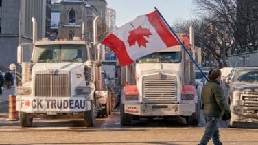 Camioneros antivacunas en guerra contra el liberal Trudeau en Canadá