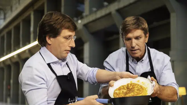 Almeida aprende a cocinar con El Cordobés una tortilla de patata en un programa de Telemadrid este viernes