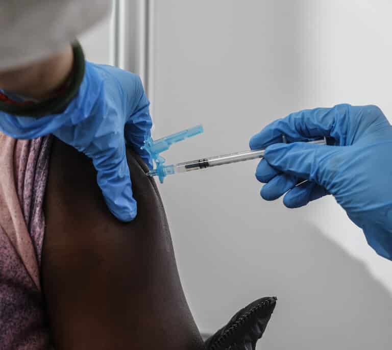 Hipra busca voluntarios con dos dosis de AstraZeneca para la vacuna española