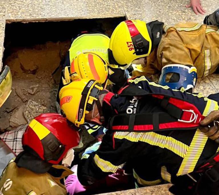 Rescatada una mujer de 95 años en Alicante tras ceder el suelo de su casa y quedar atrapada