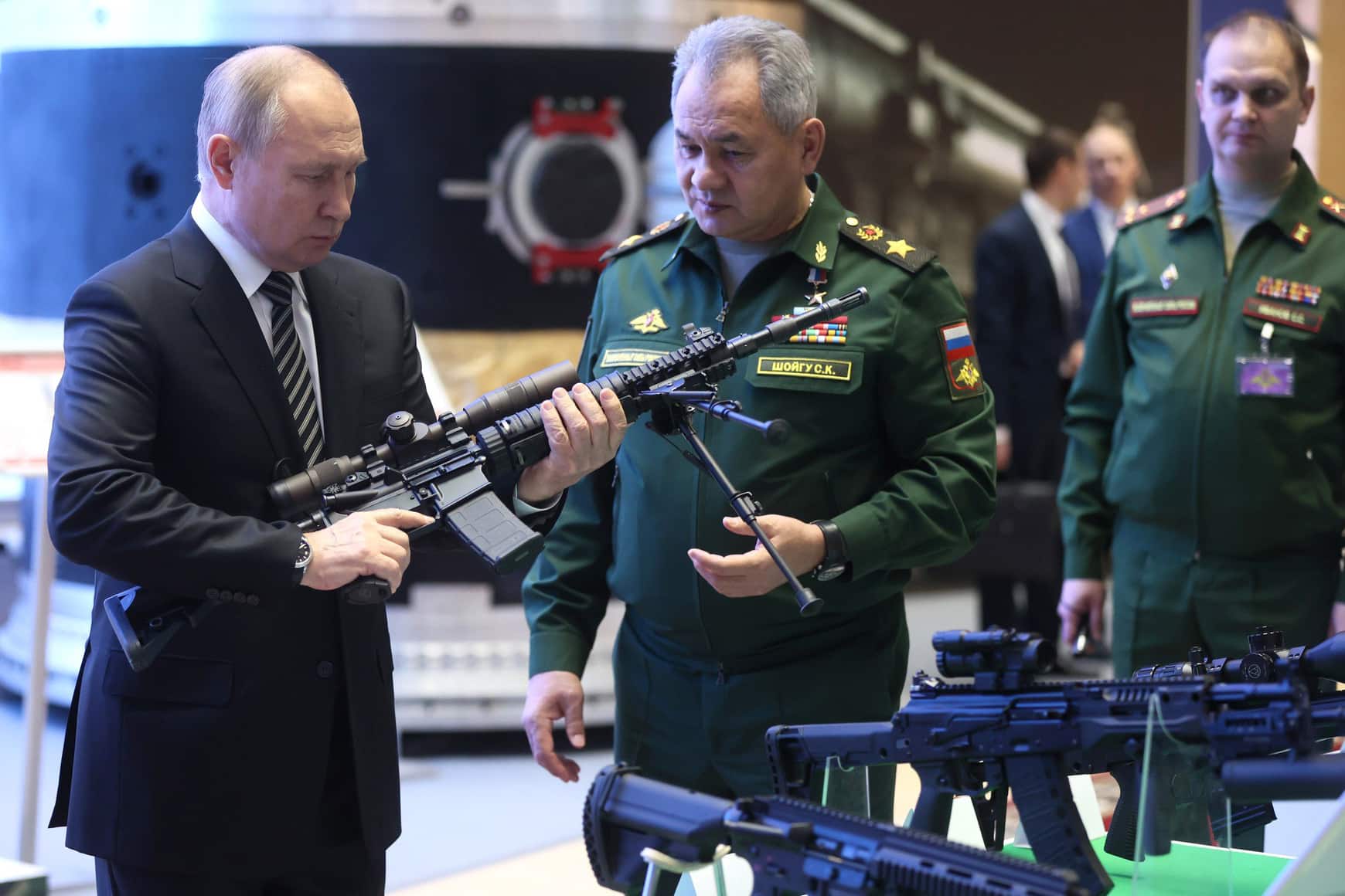 El líder ruso, Vladimir Putin, junto al ministro de Defensa, Serguei Shoigu