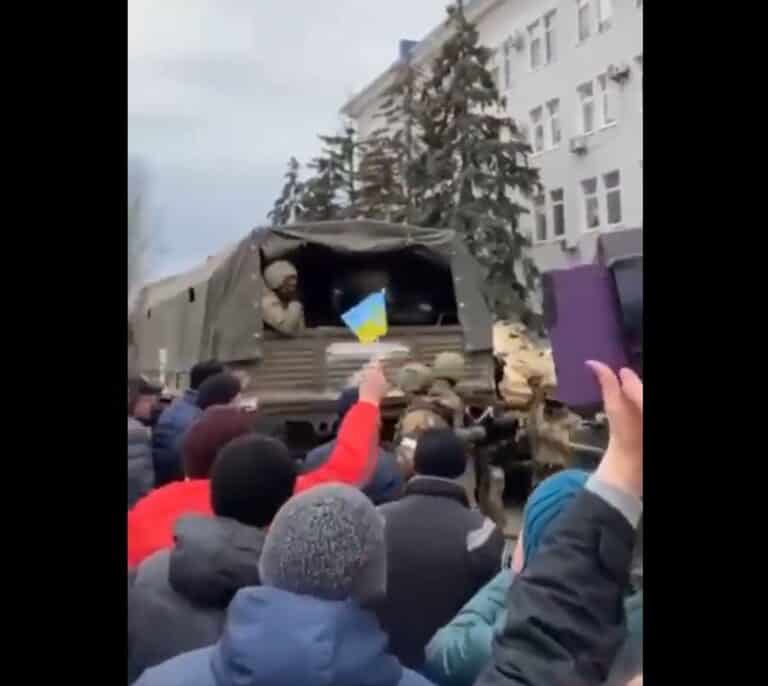 Vídeo | El pueblo grita "¡Berdiansk es Ucrania!" contra los soldados rusos que tomaron el Ayuntamiento