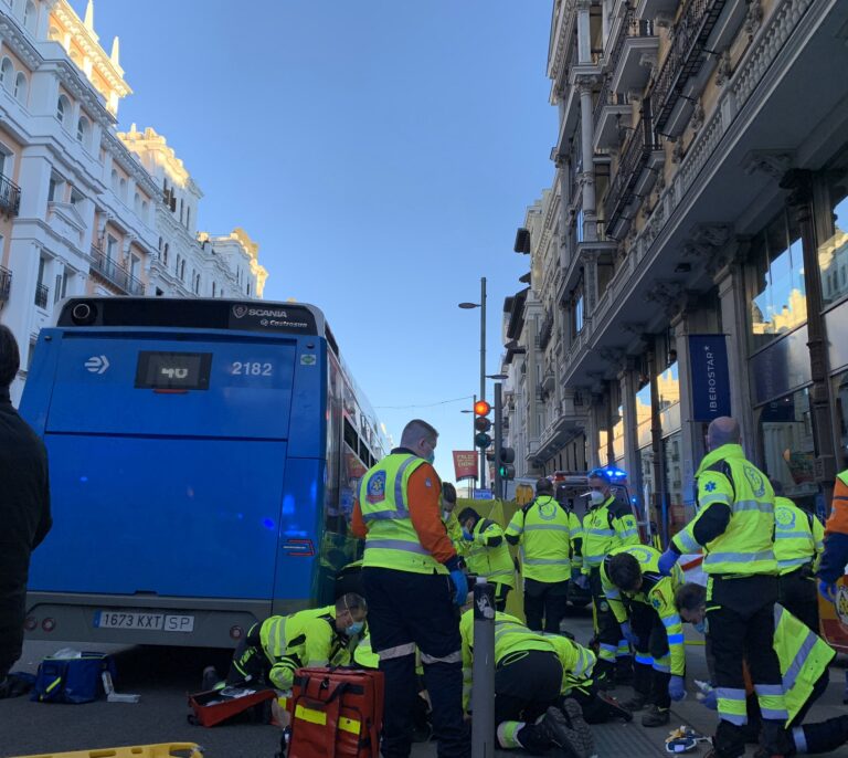 Golpeados dos peatones por un autobús en plena Gran Vía de Madrid