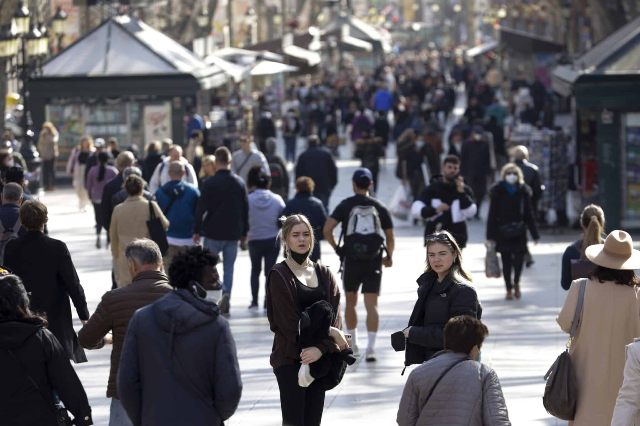 Varias personas pasean por la Rambla de Barcelona, este jueves en que la sexta ola sigue disminuyendo en Cataluña, pero aún con más de 12.000 contagios diarios durante la última semana y una media de 38 fallecidos por covid