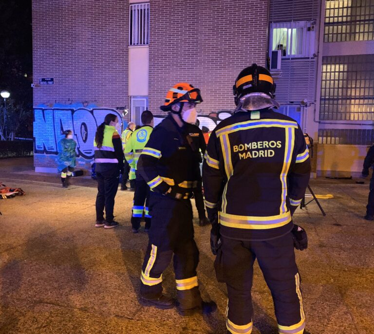 Los bomberos logran controlar un incendio en una terraza de Fuencarral