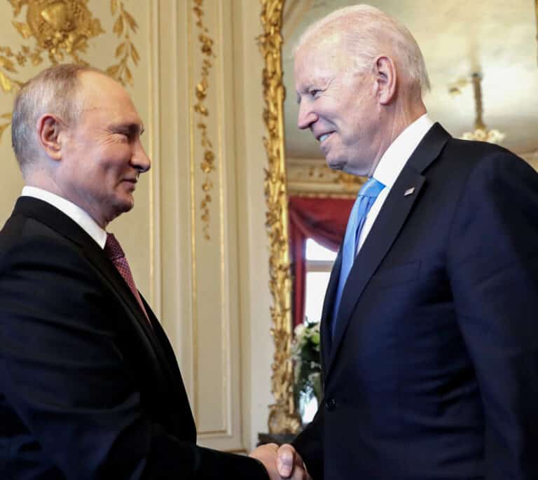 Biden y Putin aceptan una cumbre para evitar la guerra tras hablar con Macron