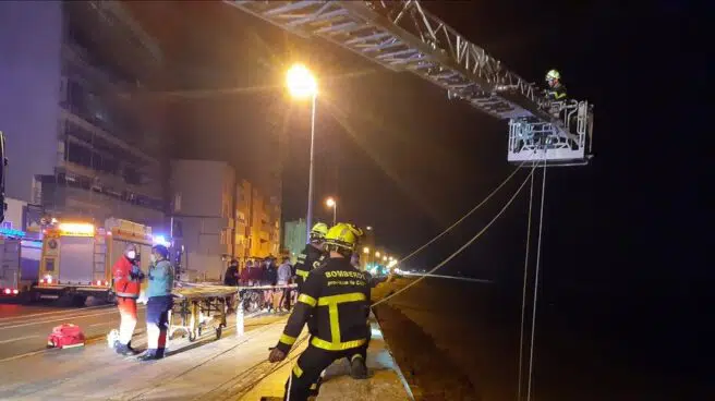 Rescatan a un hombre tras precipitarse por la muralla en Cádiz