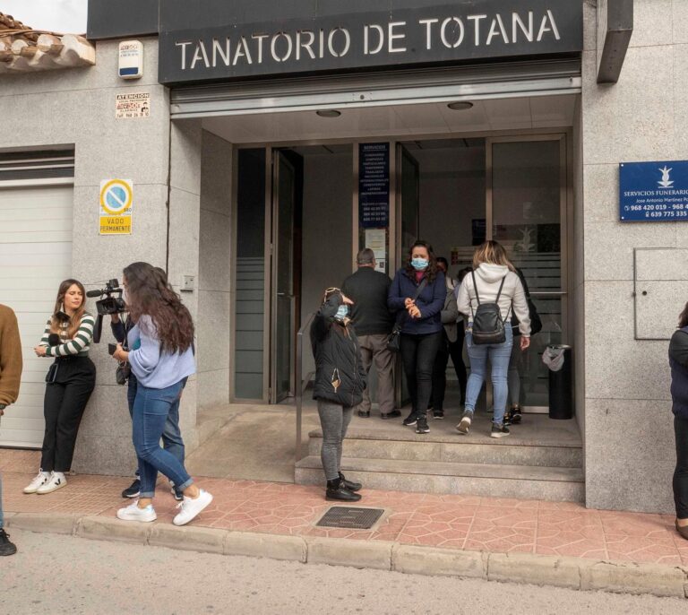 Amigos de la menor asesinada en Totana exigen en el juzgado un endurecimiento de penas