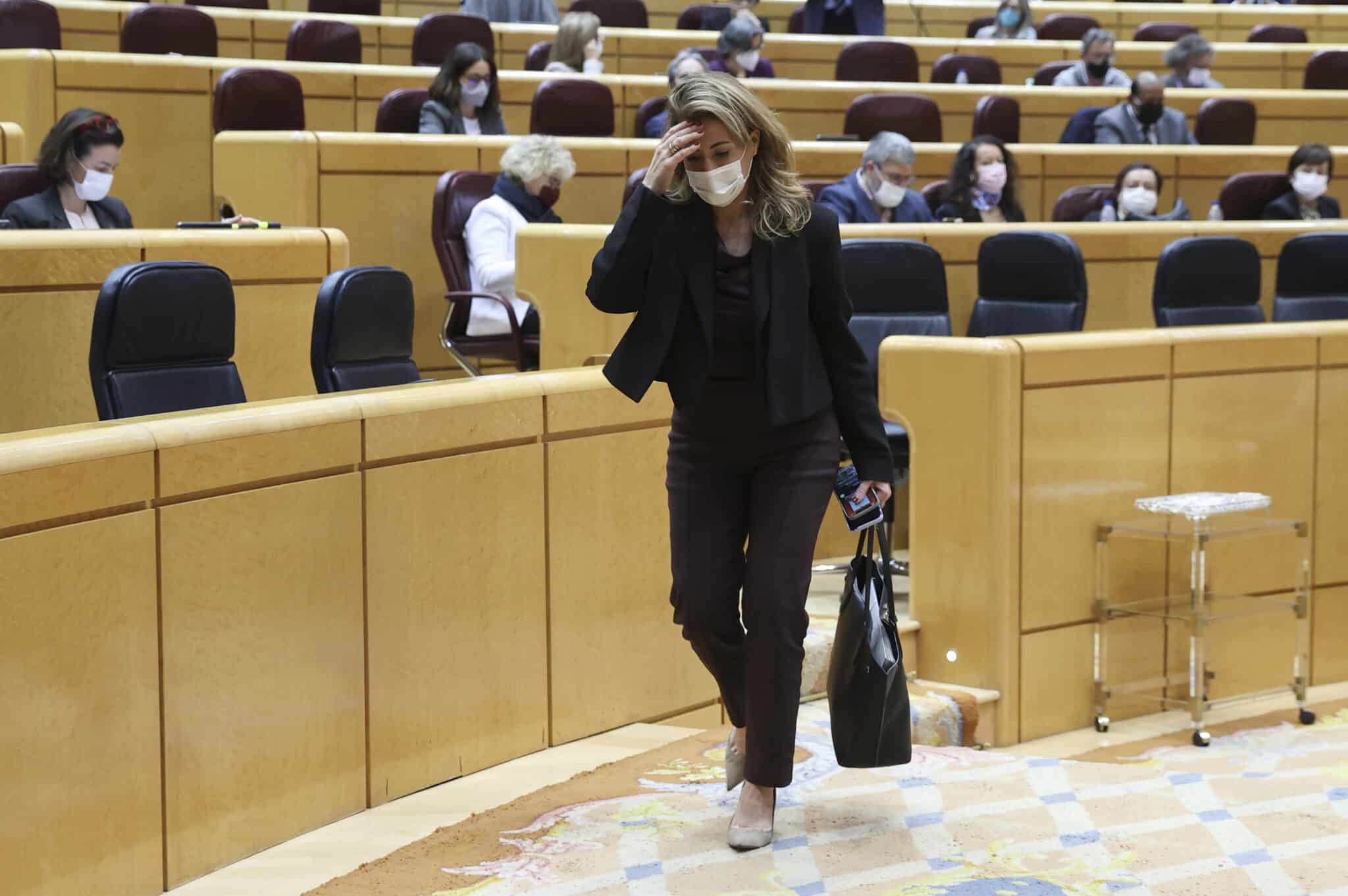 La ministra de Transportes, Raquel Sánchez, abandona la sesión de control al Gobierno en el pleno de este martes en el Senado.