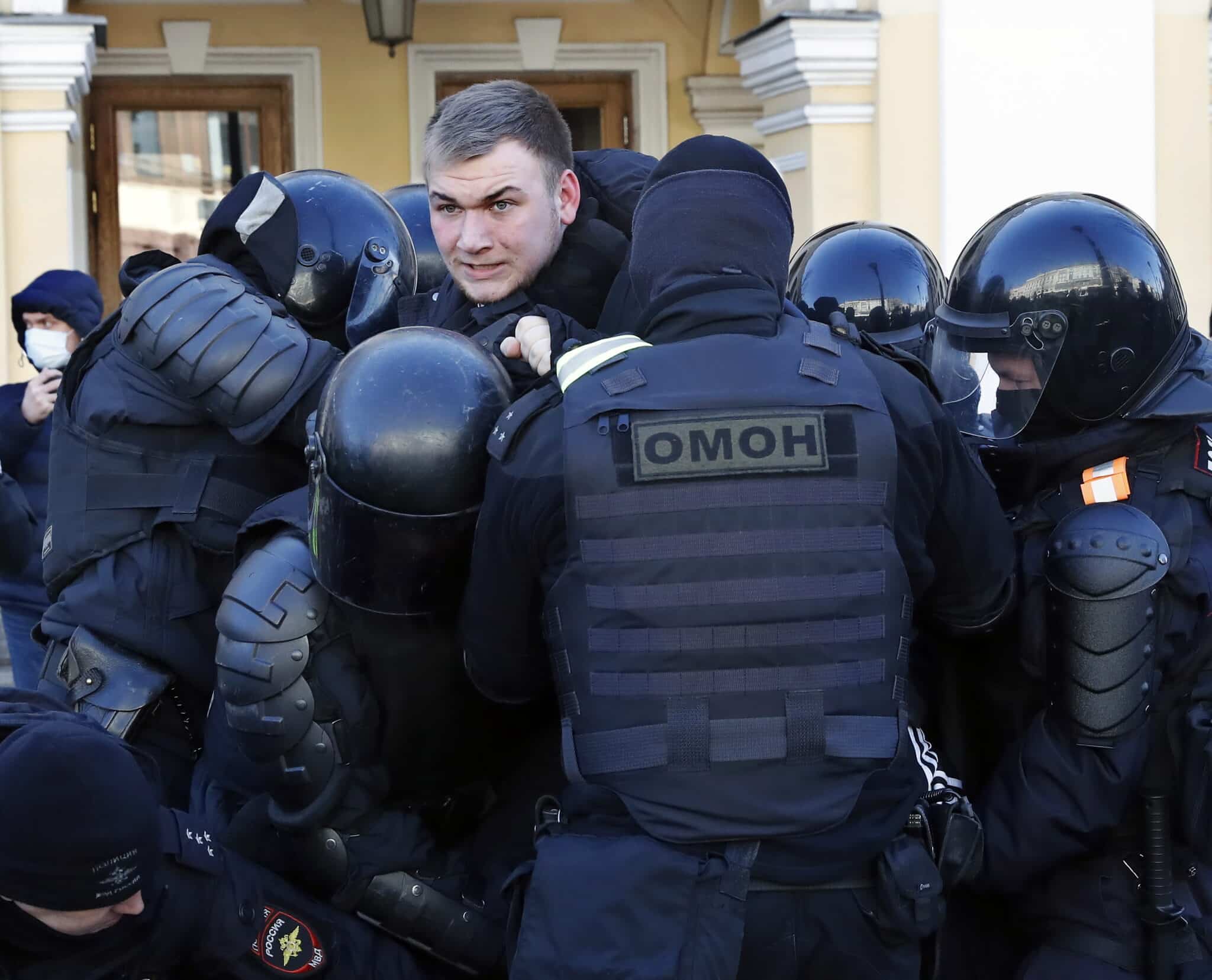 Policías detienen en San Petersburgo a un joven contrario a la invasión de Ucrania.