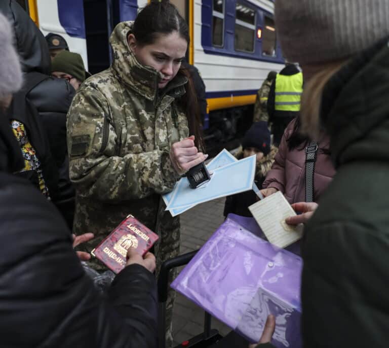 Rusia abrirá corredores humanitarios y Ucrania denuncia una "situación catastrófica" en ocho regiones