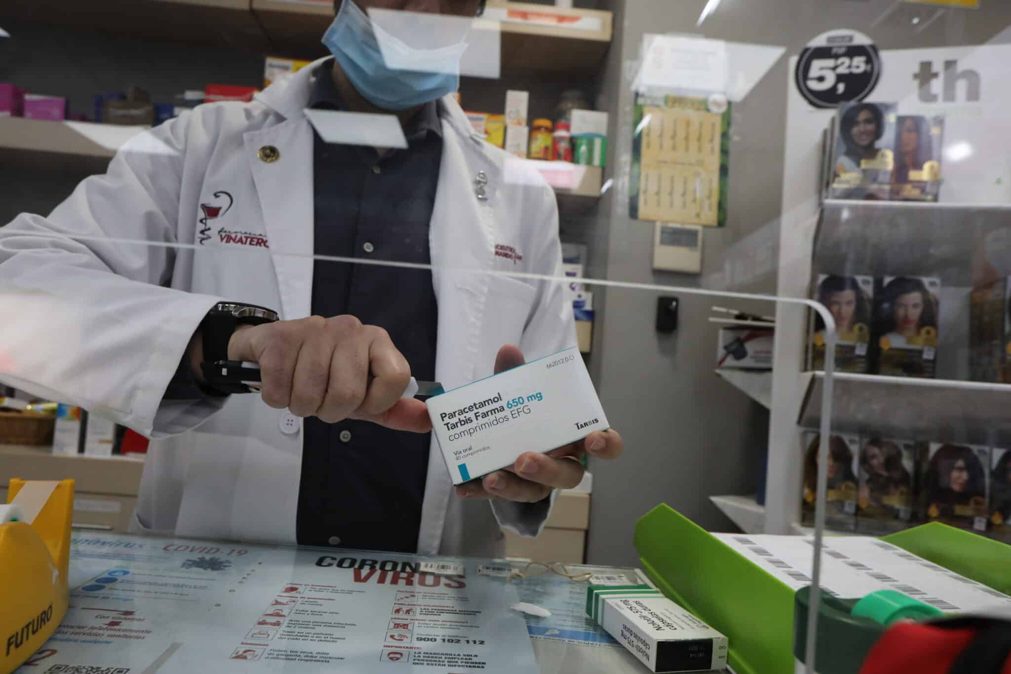 Un farmacéutico dispensa una caja de paracetamol.