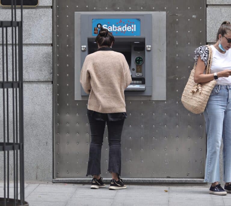 Sabadell quiere captar nuevos clientes: eleva la remuneración de su cuenta 'online' al 2% TAE