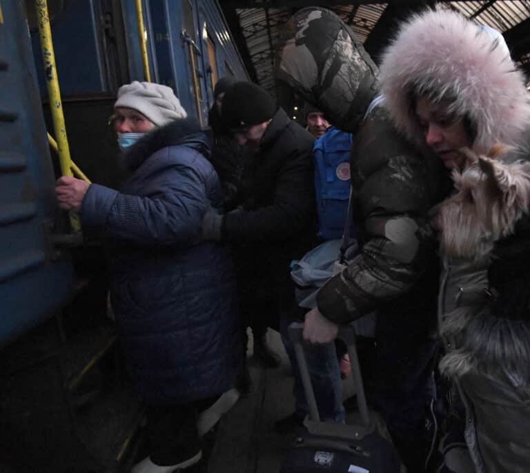 Rusia y Ucrania acuerdan un alto al fuego de 12 horas para abrir corredores humanitarios