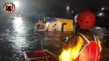 Así rescatan los bomberos a dos personas arrastradas en su coche por las inundaciones