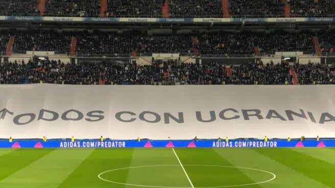 Una pancarta gigante en apoyo a Ucrania llena las gradas del Santiago Bernabéu