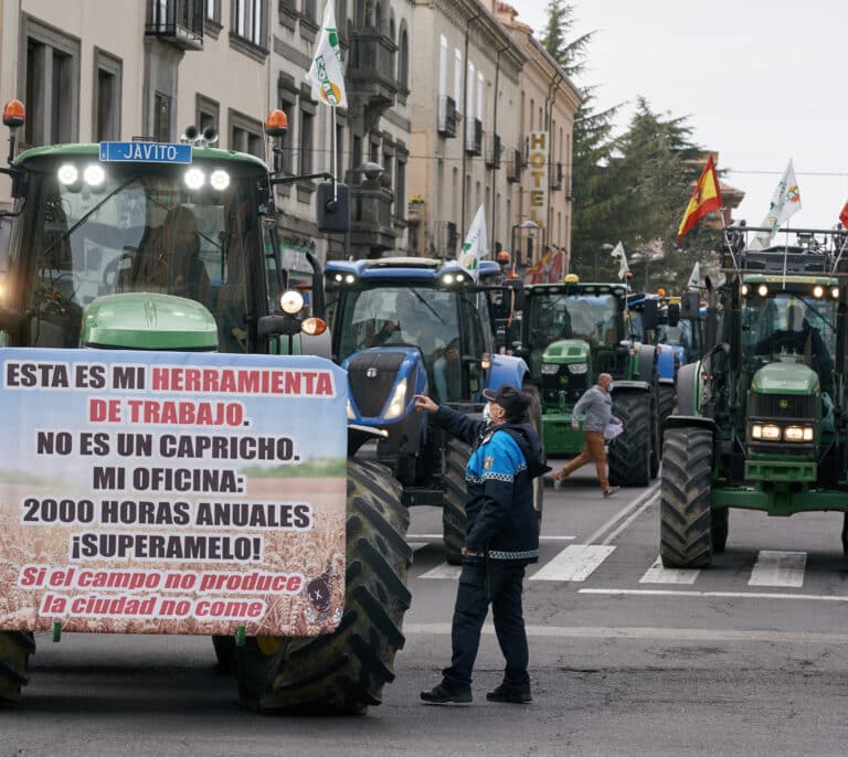 El Gobierno rebaja un 25% en el IRPF para beneficiar a 800.000 agricultores y ganaderos que sufrieron sequía