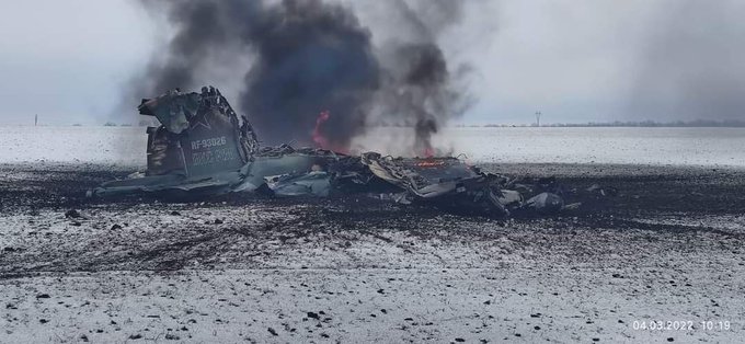 Un avión ruso SU-25, derribado en el norte de Ucrania.