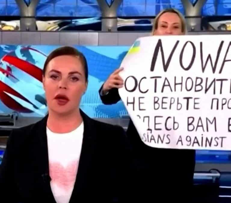 Marina Ovsiannikova, condenada a 255 euros de multa tras su protesta contra Putin en la televisión rusa