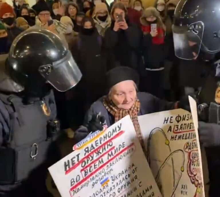 La policía rusa detiene a Elena Osipova, superviviente del asedio nazi a Leningrado, durante una protesta