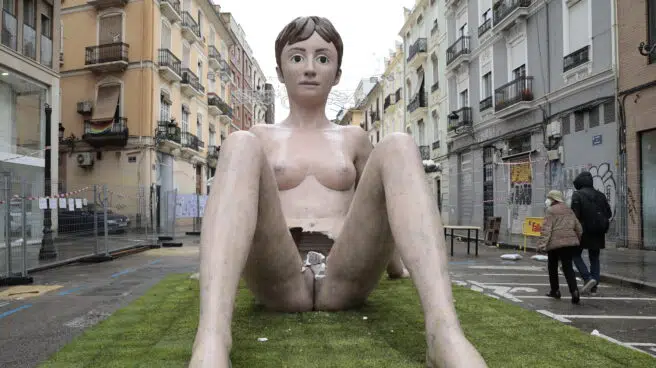 Destrozan los genitales de una falla de Valencia con forma de mujer desnuda