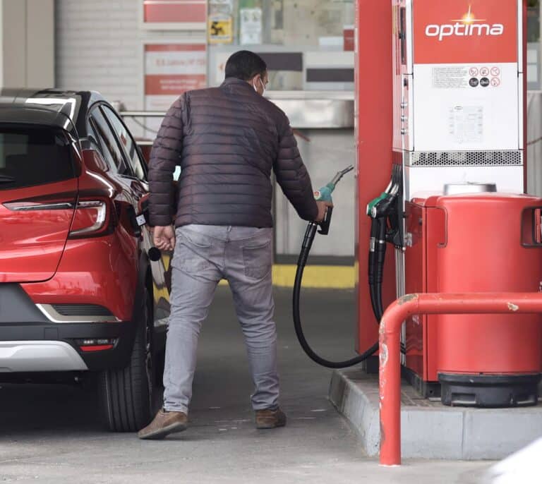 El carburante tendrá el precio más alto de la historia en una Semana Santa pese a los descuentos