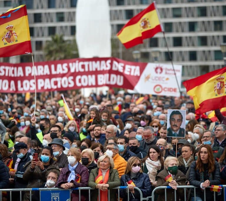 Las víctimas de ETA se manifiestan en Colón con el apoyo de PP, Vox y Ciudadanos