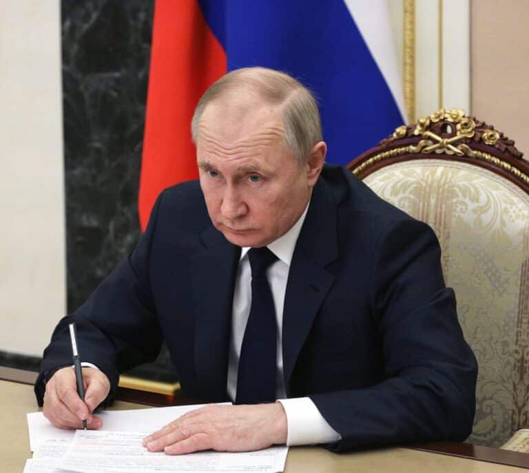 Putin da marcha atrás en su órdago y Rusia seguirá enviando gas y petróleo a Europa