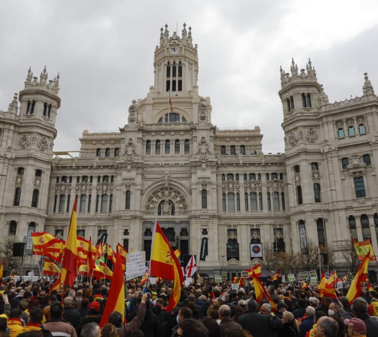 Miles de personas secundan a Vox contra la subida de precios: "¡Nos están arruinando!"