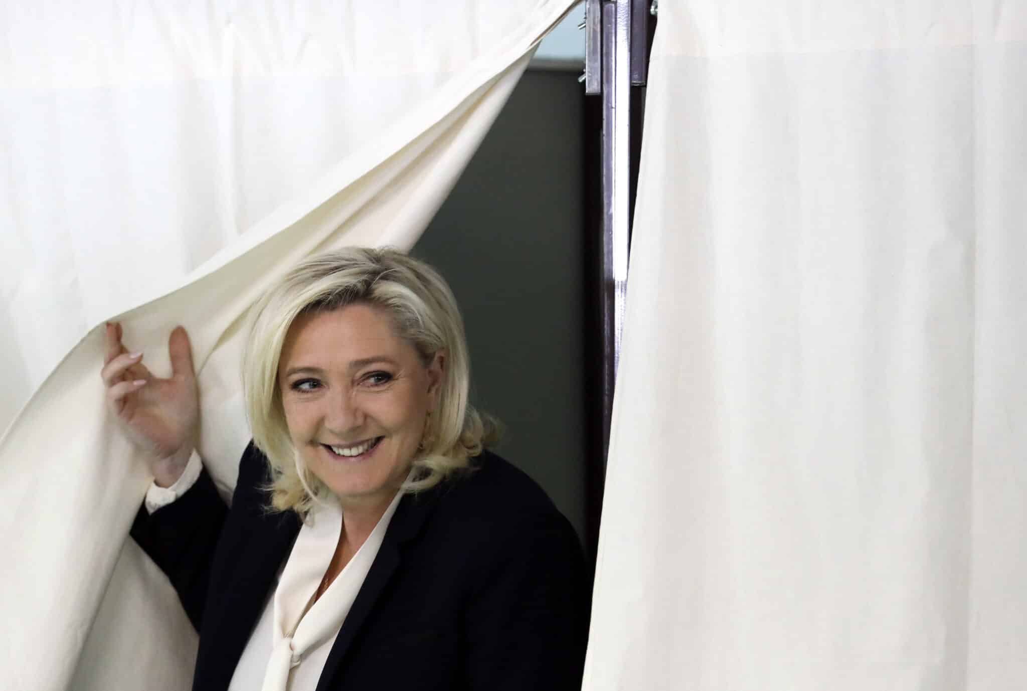Marine Le Pen, candidata de Reagrupamiento Nacional, vota en Hénin-Beaumont