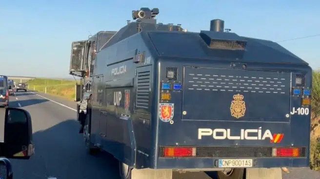 La Policía manda el camión 'lanza-agua' y la tanqueta a Sevilla por la final de la Copa del Rey