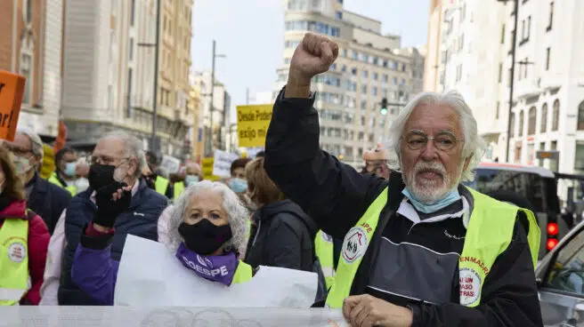 Pensionistas y sindicatos se manifiestan en Madrid contra los recortes y la reforma laboral