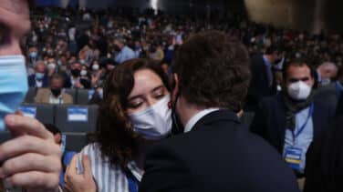 El fugaz beso de Ayuso y Casado en el Congreso del PP de Sevilla
