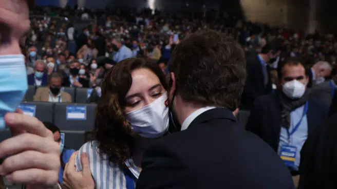 El fugaz beso de Ayuso y Casado en el Congreso del PP de Sevilla