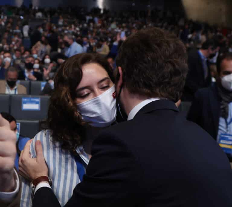 El fugaz beso de Ayuso y Casado en el Congreso del PP de Sevilla