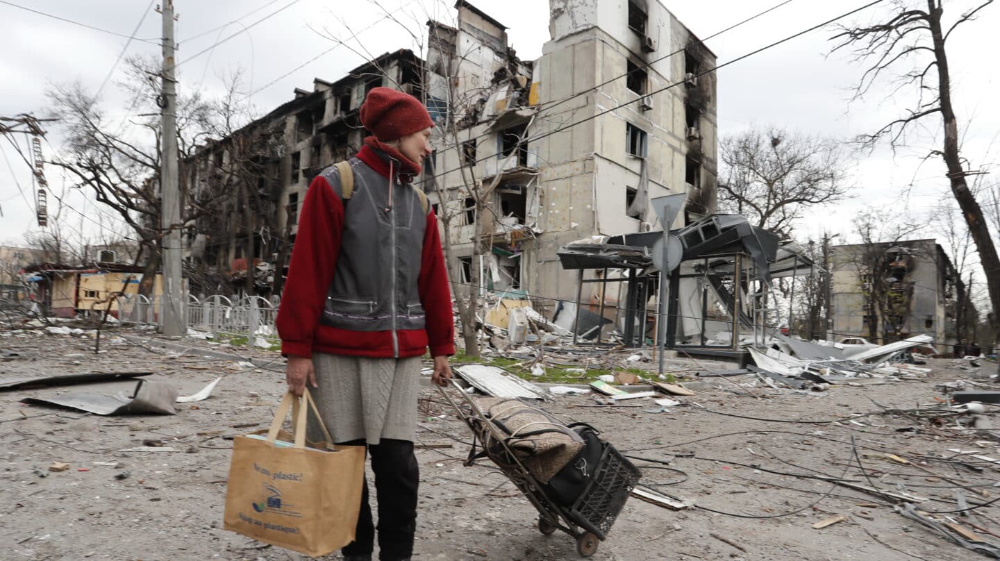Una mujer recoge sus pertenencias ante la destrucción de Mariúpol.
