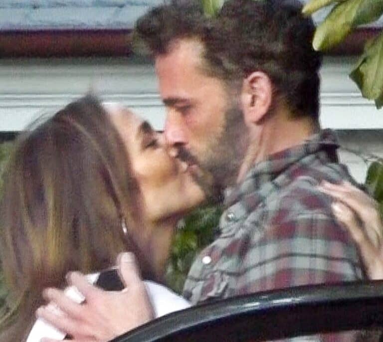 Jennifer Lopez y Ben Affleck se comen a besos en plena calle
