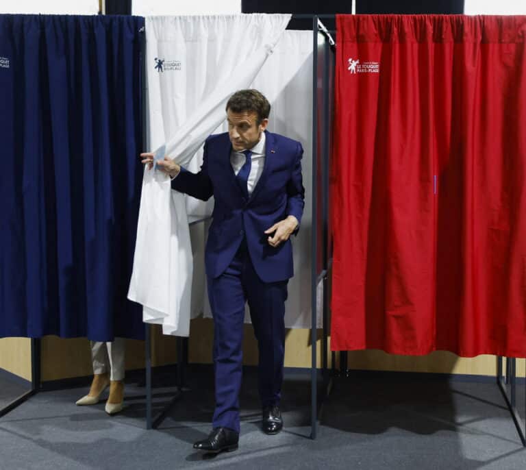 Macron gana a Marine Le Pen con una abstención histórica, según las primeras proyecciones