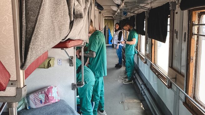 Evacuación de heridos de Mariúpol a bordo de un tren: "Sacadlos de aquí. Necesitan sobrevivir"