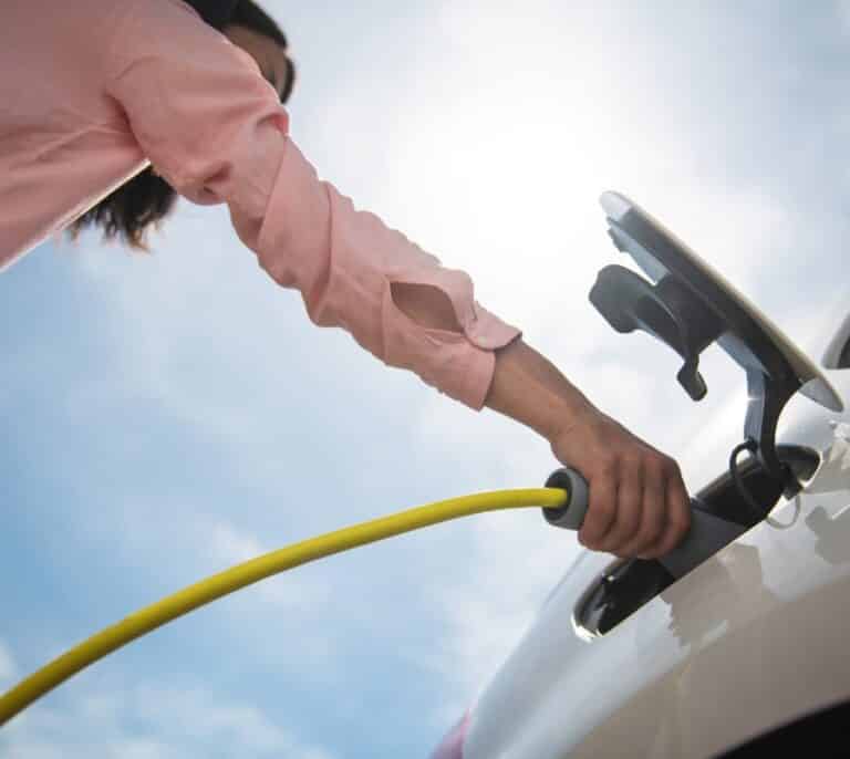 Seguro de coche eléctrico de Línea Directa: ¿Qué cubre y cuánto cuesta? 